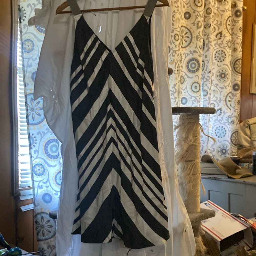 Sundress in black and white v-shaped stripes